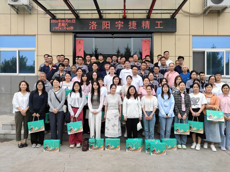 淡淡棕葉香，濃濃世間情，根根絲線(xiàn)連，切切情意牽！